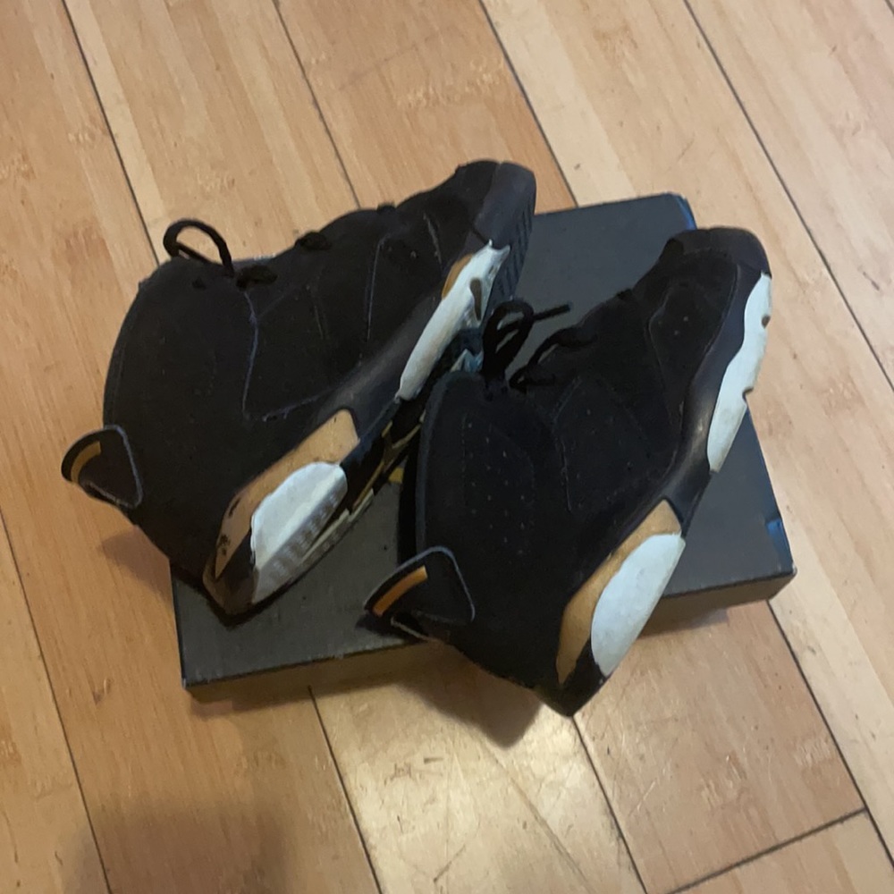 Toddler Jordan’s 11s Black and gold originals - Picture 5 of 5
